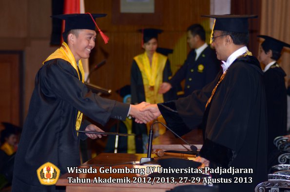 wisuda-unpad-gel-iv-ta-2012_2013-fakultas-hukum-oleh-rektor-089