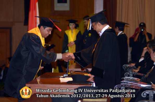 wisuda-unpad-gel-iv-ta-2012_2013-fakultas-hukum-oleh-rektor-100