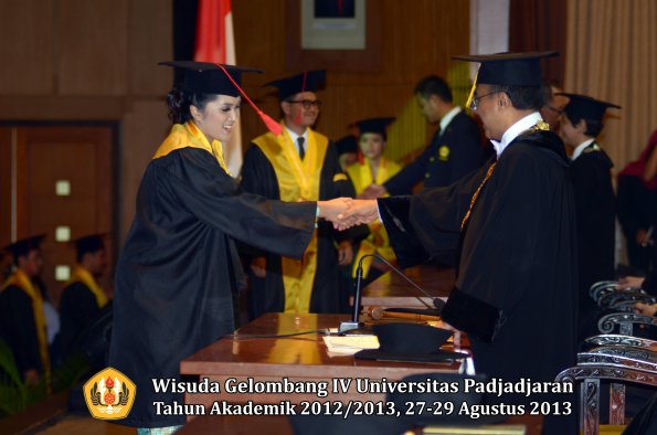 wisuda-unpad-gel-iv-ta-2012_2013-fakultas-hukum-oleh-rektor-101