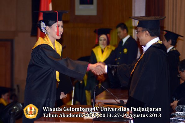 wisuda-unpad-gel-iv-ta-2012_2013-fakultas-hukum-oleh-rektor-110