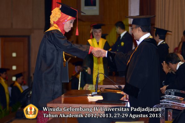 wisuda-unpad-gel-iv-ta-2012_2013-fakultas-hukum-oleh-rektor-112