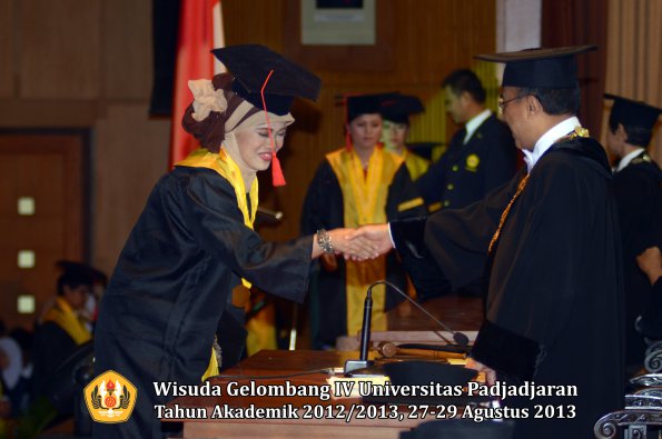 wisuda-unpad-gel-iv-ta-2012_2013-fakultas-hukum-oleh-rektor-113