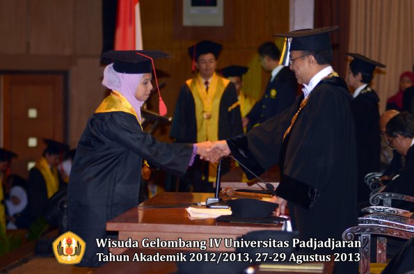 wisuda-unpad-gel-iv-ta-2012_2013-fakultas-hukum-oleh-rektor-117