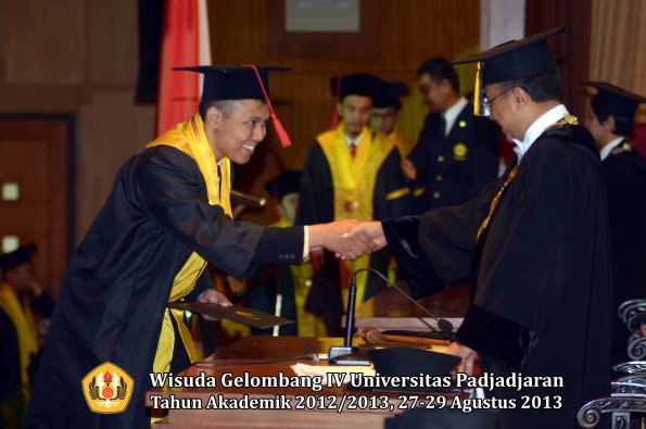 wisuda-unpad-gel-iv-ta-2012_2013-fakultas-hukum-oleh-rektor-118