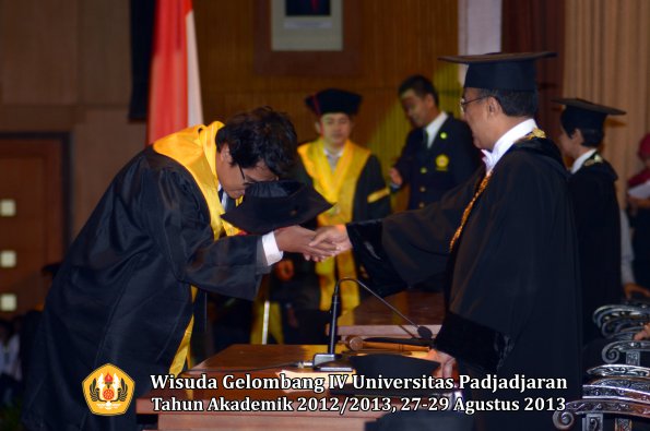 wisuda-unpad-gel-iv-ta-2012_2013-fakultas-hukum-oleh-rektor-120