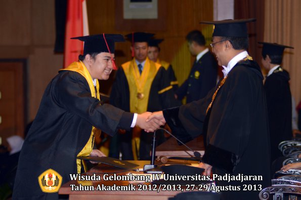 wisuda-unpad-gel-iv-ta-2012_2013-fakultas-hukum-oleh-rektor-121