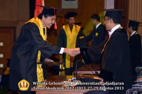 wisuda-unpad-gel-iv-ta-2012_2013-fakultas-hukum-oleh-rektor-123