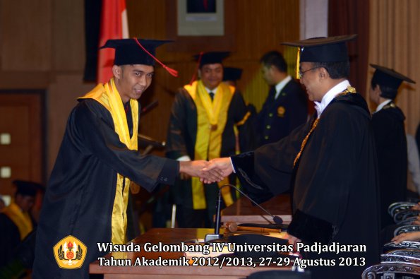 wisuda-unpad-gel-iv-ta-2012_2013-fakultas-hukum-oleh-rektor-125