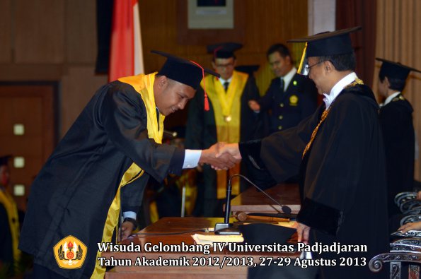 wisuda-unpad-gel-iv-ta-2012_2013-fakultas-hukum-oleh-rektor-127