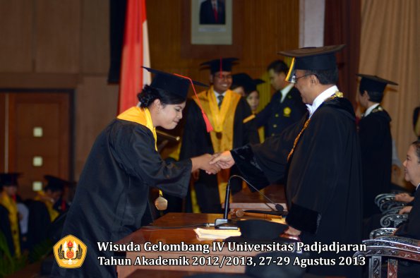 wisuda-unpad-gel-iv-ta-2012_2013-fakultas-hukum-oleh-rektor-130