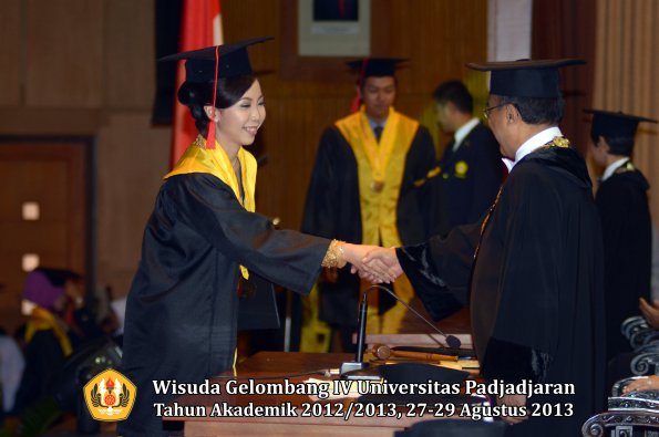 wisuda-unpad-gel-iv-ta-2012_2013-fakultas-hukum-oleh-rektor-133