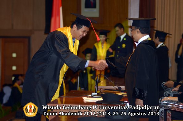 wisuda-unpad-gel-iv-ta-2012_2013-fakultas-hukum-oleh-rektor-134