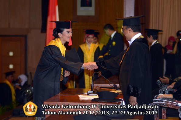 wisuda-unpad-gel-iv-ta-2012_2013-fakultas-hukum-oleh-rektor-135