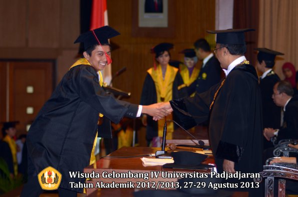 wisuda-unpad-gel-iv-ta-2012_2013-fakultas-hukum-oleh-rektor-137