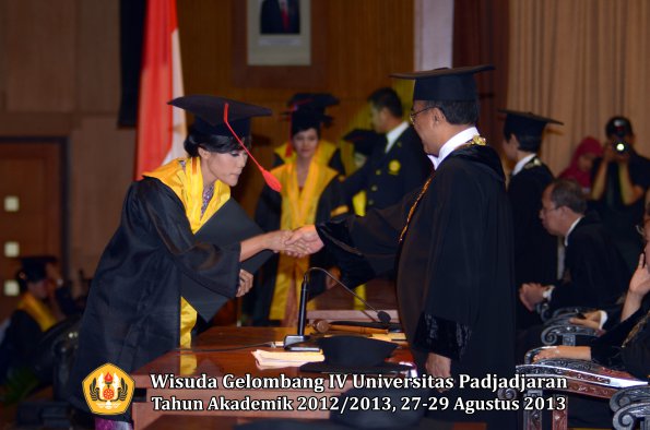 wisuda-unpad-gel-iv-ta-2012_2013-fakultas-hukum-oleh-rektor-138