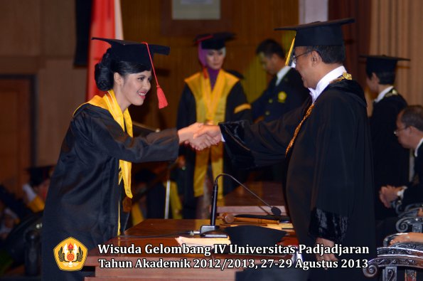 wisuda-unpad-gel-iv-ta-2012_2013-fakultas-hukum-oleh-rektor-139