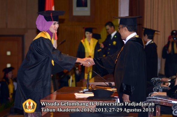 wisuda-unpad-gel-iv-ta-2012_2013-fakultas-hukum-oleh-rektor-140