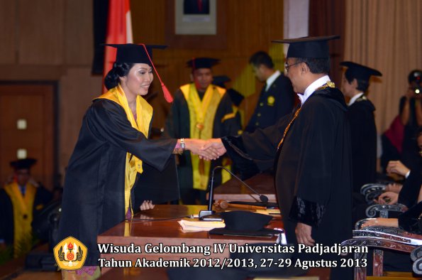 wisuda-unpad-gel-iv-ta-2012_2013-fakultas-hukum-oleh-rektor-141