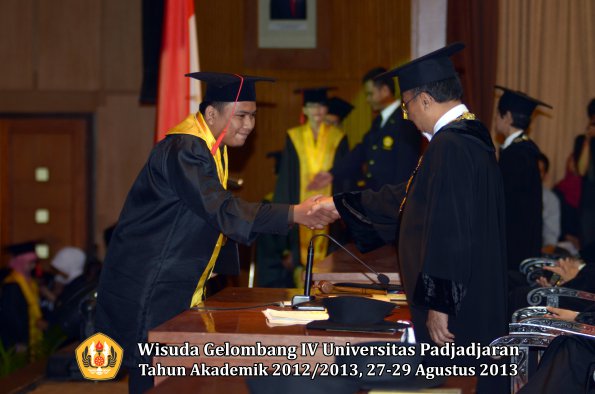 wisuda-unpad-gel-iv-ta-2012_2013-fakultas-hukum-oleh-rektor-142