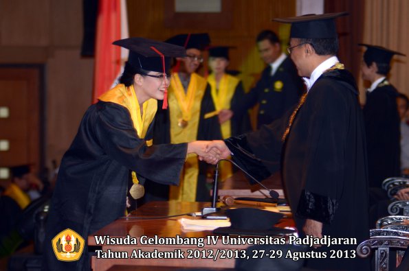 wisuda-unpad-gel-iv-ta-2012_2013-fakultas-hukum-oleh-rektor-143