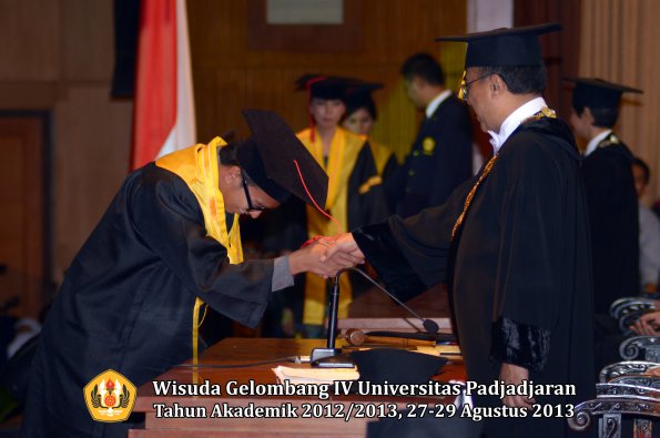 wisuda-unpad-gel-iv-ta-2012_2013-fakultas-hukum-oleh-rektor-144