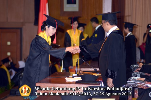 wisuda-unpad-gel-iv-ta-2012_2013-fakultas-hukum-oleh-rektor-145