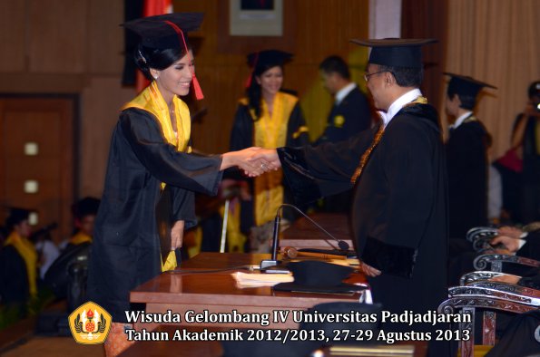 wisuda-unpad-gel-iv-ta-2012_2013-fakultas-hukum-oleh-rektor-146