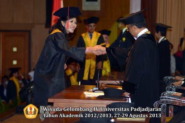 wisuda-unpad-gel-iv-ta-2012_2013-fakultas-hukum-oleh-rektor-147