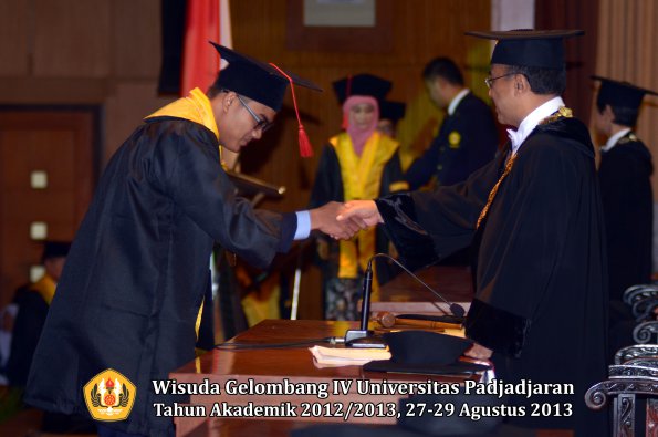 wisuda-unpad-gel-iv-ta-2012_2013-fakultas-hukum-oleh-rektor-148