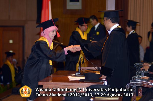 wisuda-unpad-gel-iv-ta-2012_2013-fakultas-hukum-oleh-rektor-149