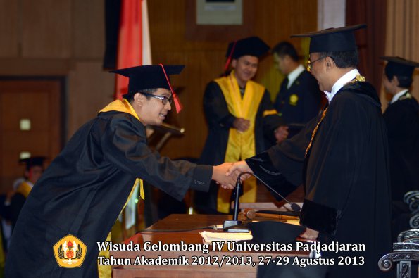 wisuda-unpad-gel-iv-ta-2012_2013-fakultas-hukum-oleh-rektor-150