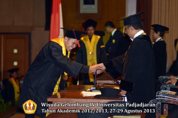 wisuda-unpad-gel-iv-ta-2012_2013-fakultas-hukum-oleh-rektor-151