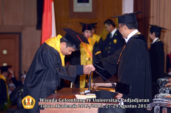 wisuda-unpad-gel-iv-ta-2012_2013-fakultas-hukum-oleh-rektor-152