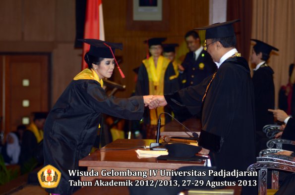 wisuda-unpad-gel-iv-ta-2012_2013-fakultas-hukum-oleh-rektor-153