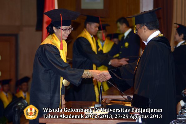 wisuda-unpad-gel-iv-ta-2012_2013-fakultas-hukum-oleh-rektor-154