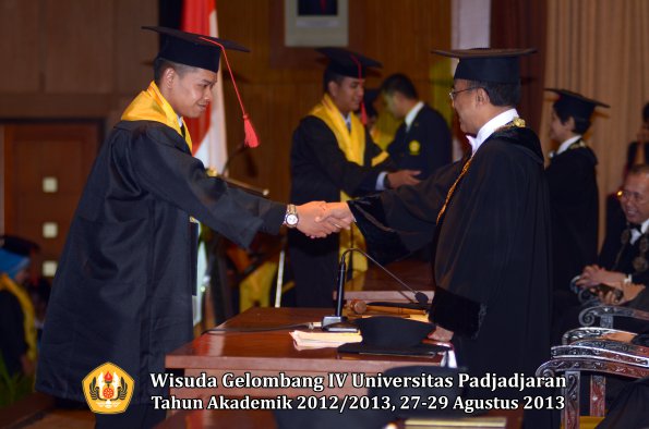 wisuda-unpad-gel-iv-ta-2012_2013-fakultas-hukum-oleh-rektor-155