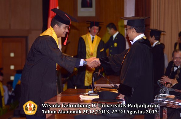 wisuda-unpad-gel-iv-ta-2012_2013-fakultas-hukum-oleh-rektor-156