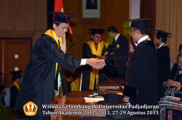 wisuda-unpad-gel-iv-ta-2012_2013-fakultas-hukum-oleh-rektor-157