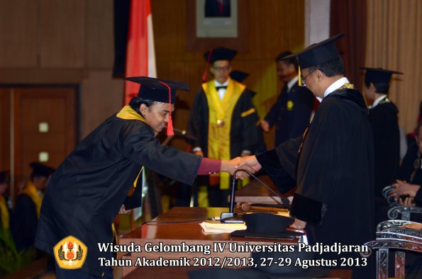 wisuda-unpad-gel-iv-ta-2012_2013-fakultas-hukum-oleh-rektor-158