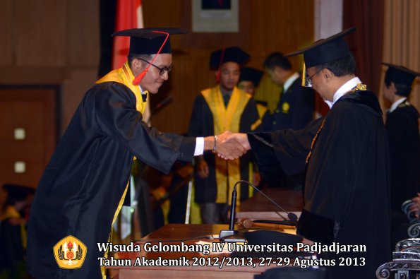 wisuda-unpad-gel-iv-ta-2012_2013-fakultas-hukum-oleh-rektor-159