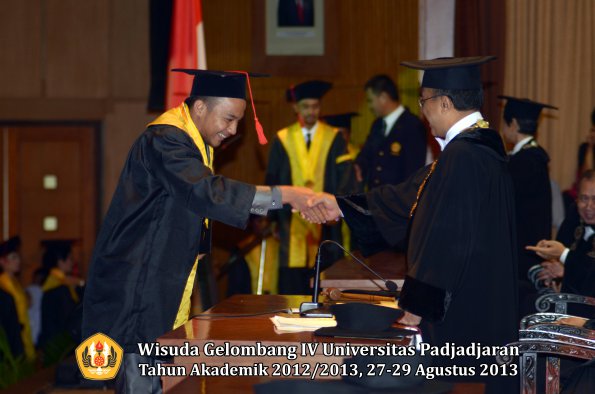 wisuda-unpad-gel-iv-ta-2012_2013-fakultas-hukum-oleh-rektor-160