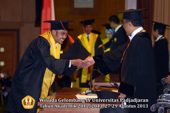 wisuda-unpad-gel-iv-ta-2012_2013-fakultas-hukum-oleh-rektor-161