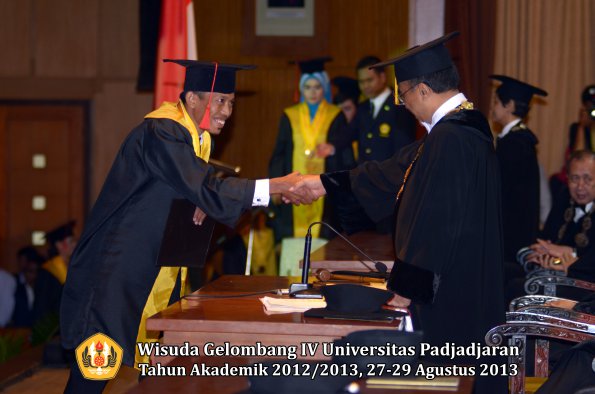 wisuda-unpad-gel-iv-ta-2012_2013-fakultas-hukum-oleh-rektor-162