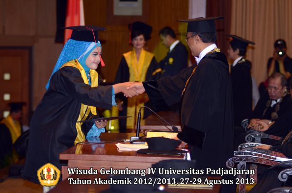 wisuda-unpad-gel-iv-ta-2012_2013-fakultas-hukum-oleh-rektor-163