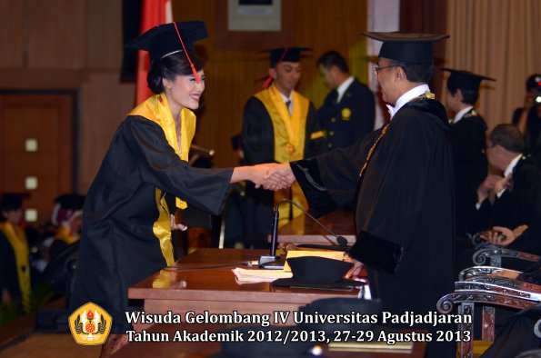 wisuda-unpad-gel-iv-ta-2012_2013-fakultas-hukum-oleh-rektor-164