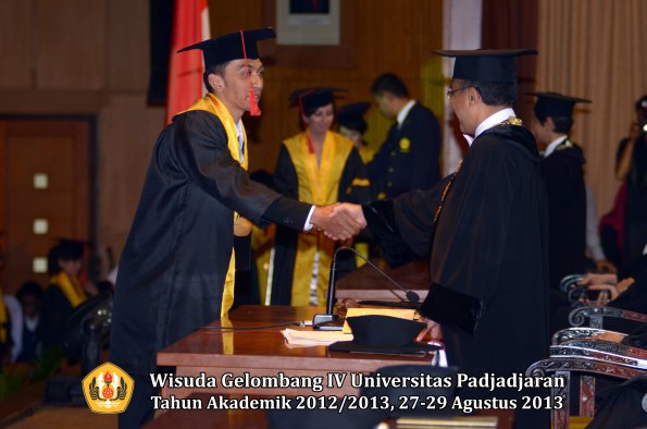 wisuda-unpad-gel-iv-ta-2012_2013-fakultas-hukum-oleh-rektor-165