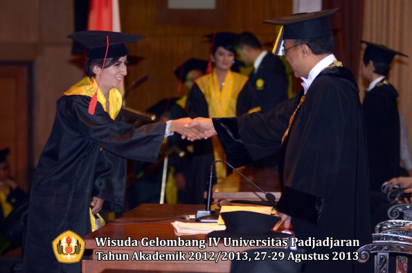 wisuda-unpad-gel-iv-ta-2012_2013-fakultas-hukum-oleh-rektor-166