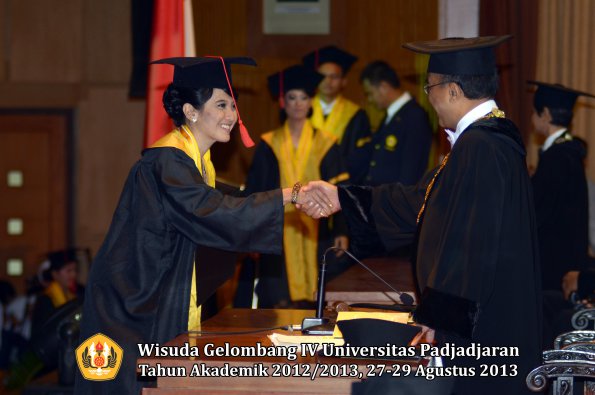 wisuda-unpad-gel-iv-ta-2012_2013-fakultas-hukum-oleh-rektor-167