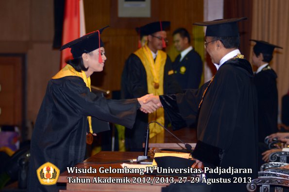 wisuda-unpad-gel-iv-ta-2012_2013-fakultas-hukum-oleh-rektor-168