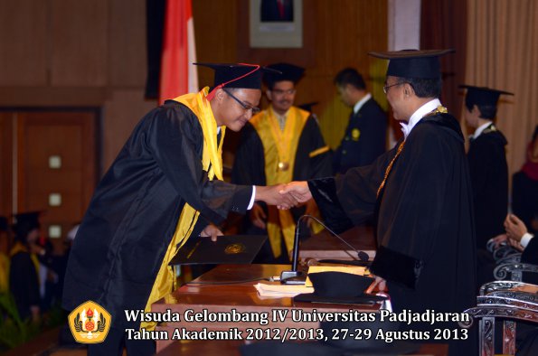 wisuda-unpad-gel-iv-ta-2012_2013-fakultas-hukum-oleh-rektor-169